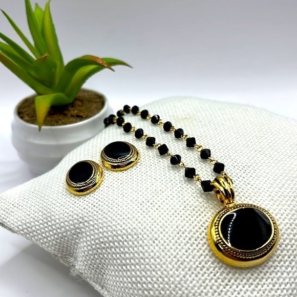 1928 Black and Gold Beaded Pendant Necklace Matching Earrings Set - Picture 8 of 10